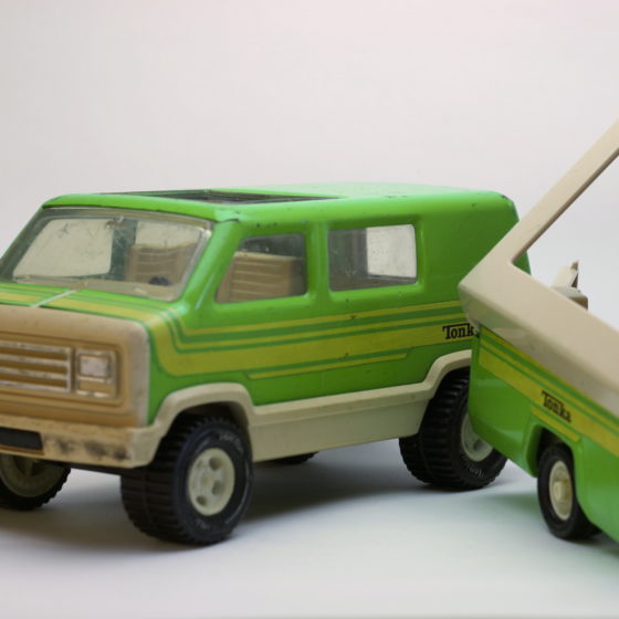 Tonka Van mit Camping-Anhänger von vorn